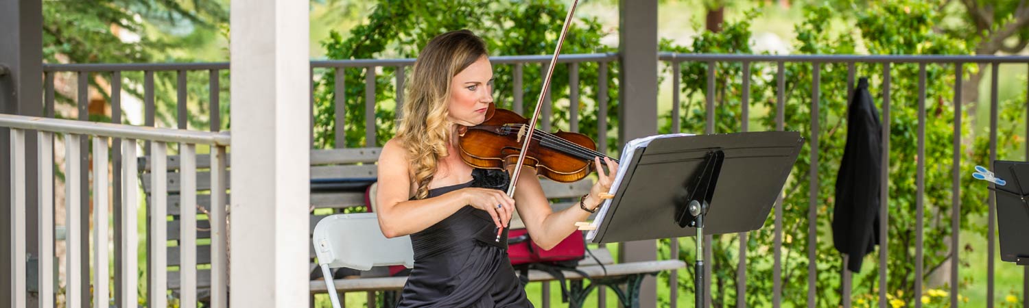 Laryssa Warne playing violin in downtown Calgary