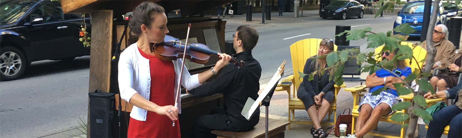 Laryssa Warne playing violin in orchestra