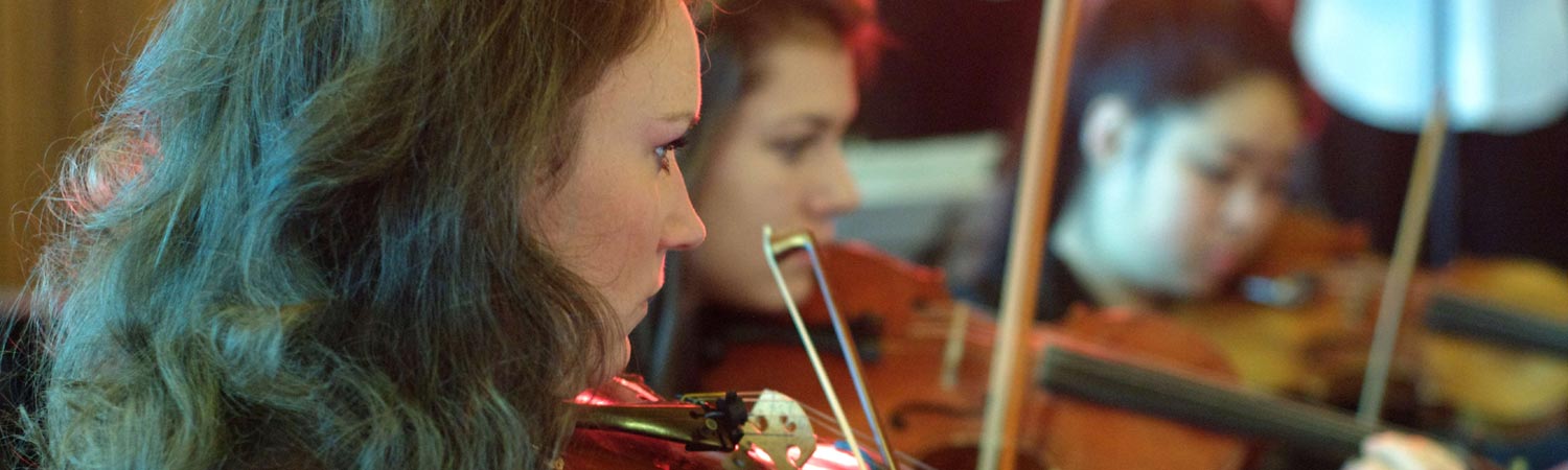Laryssa Warne playing violin