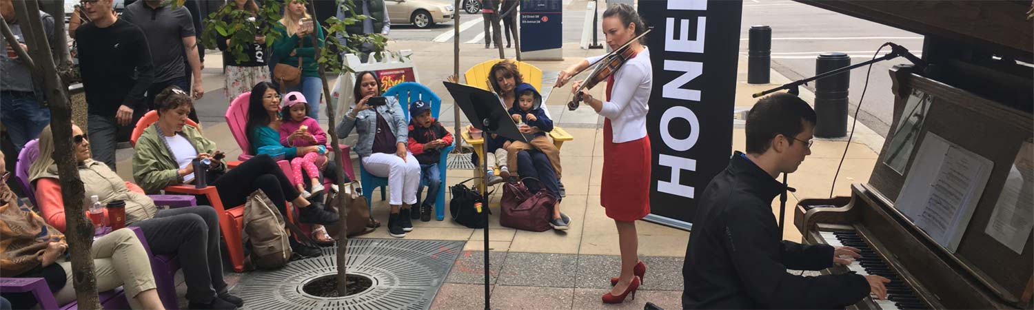 Laryssa Warne playing violin